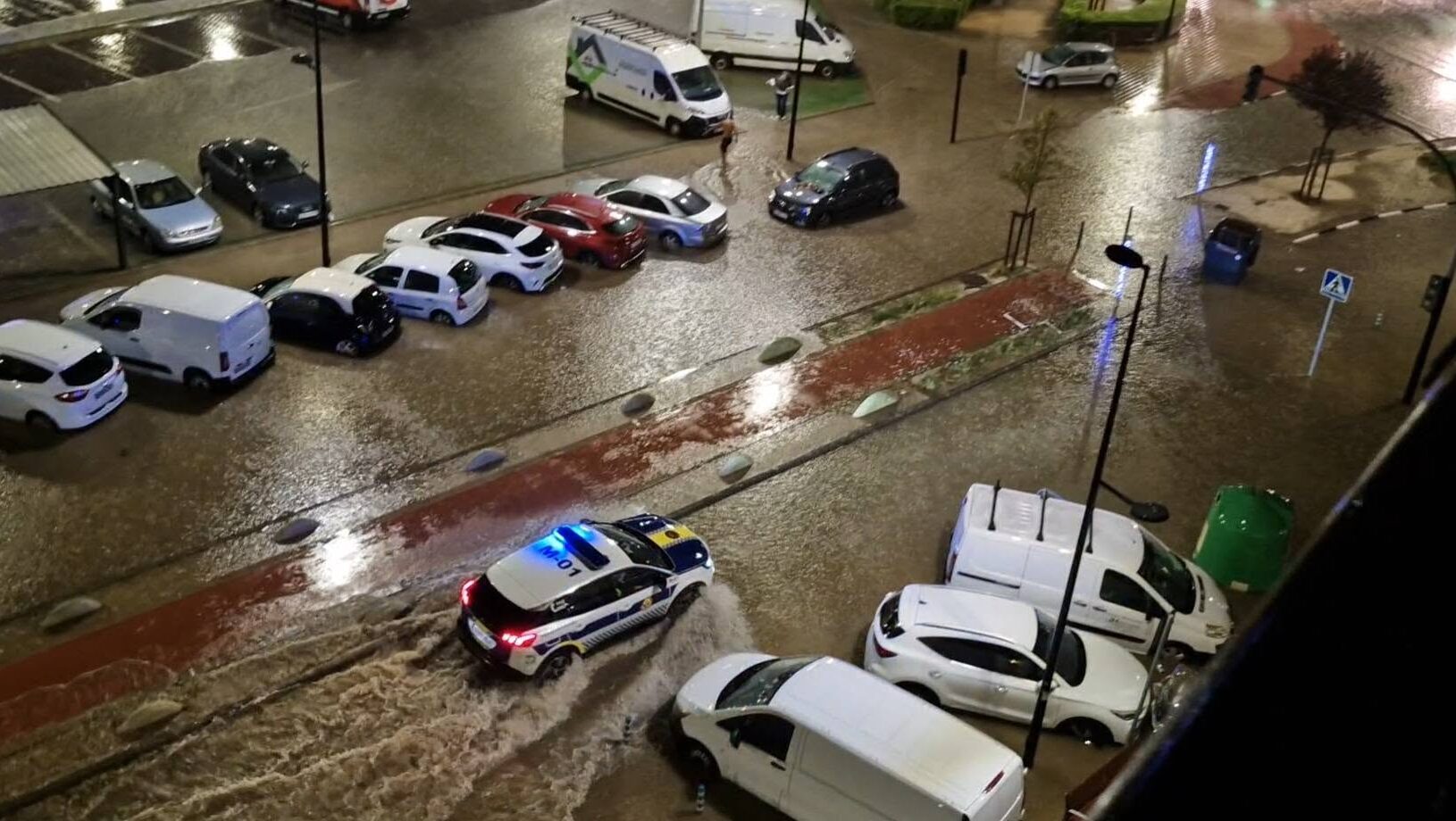 Calle de Aldaia anoche tras las lluvias. Usuarios de Facebook