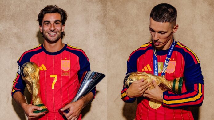 7televalencia ferran torres grimaldo mundial Ferran Torres y Grimaldo en la sesión fotográfica tras la final del Mundial. FIFA