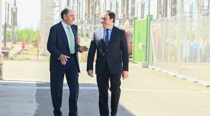 Iberdrola culmina su plan de transformación de la red eléctrica valenciana dañada por la DANA tras invertir 100 millones de euros Ignacio Galán y Juanfran Pérez Llorca en las instalaciones de Iberdrola en Torrent hoy