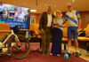 De Ayora a Sanxenxo unidos por la solidaridad: 1.016 kilómetros en bicicleta contra el cáncer El alcalde de Sanxenxo recibiendo a Sandra y José Luis tras el reto solidario desde Ayora
