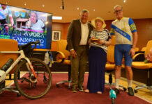 De Ayora a Sanxenxo unidos por la solidaridad: 1.016 kilómetros en bicicleta contra el cáncer El alcalde de Sanxenxo recibiendo a Sandra y José Luis tras el reto solidario desde Ayora