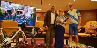 El alcalde de Sanxenxo recibiendo a Sandra y José Luis tras el reto solidario desde Ayora