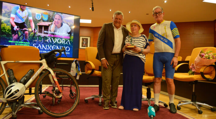 El alcalde de Sanxenxo recibiendo a Sandra y José Luis tras el reto solidario desde Ayora