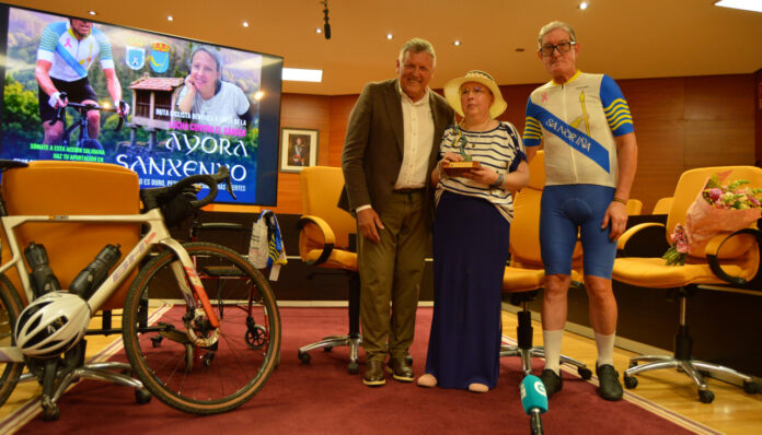 7televalencia jose luis ayora sanxenxo El alcalde de Sanxenxo recibiendo a Sandra y José Luis tras el reto solidario desde Ayora