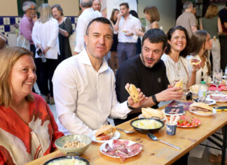 Més d’un centenar de xefs de tot Europa descobrixen de la mà de la Diputació la cultura de l’esmorzar valencià El president Mompó, amb Ricard Camarena i la vicepresidenta Mazzolari