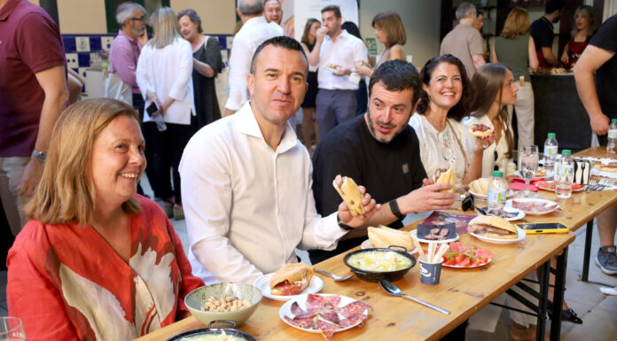 Més d’un centenar de xefs de tot Europa descobrixen de la mà de la Diputació la cultura de l’esmorzar valencià El president Mompó, amb Ricard Camarena i la vicepresidenta Mazzolari