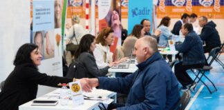 Una veintena de empresas buscan trabajadores en Valencia: compañías participantes y cómo apuntarse Maratón de Empleo con múltiples empresas en Benetússer