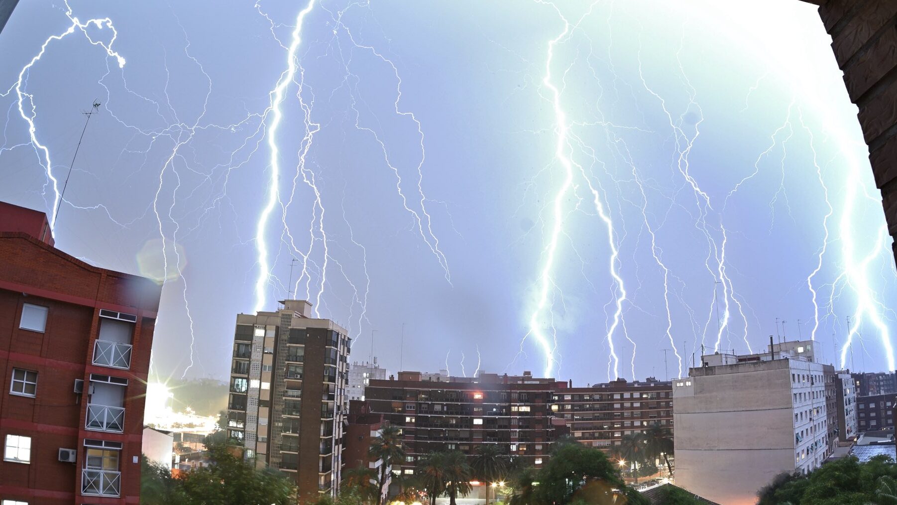 Relámpagos en la ciudad de Valencia. Paco Burguera