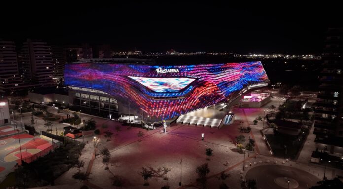 El Roig Arena cambia sus espectáculos de luces nocturnos con fuego, dragones en un gran homenaje a Valencia