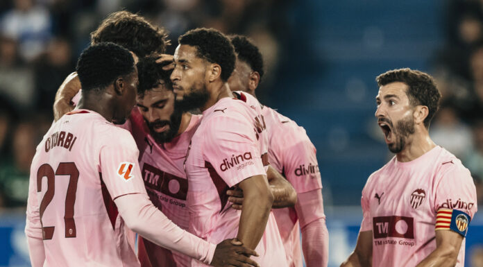 El Valencia CF despierta en la jornada 6 y sin Carlos Corberán El Valencia CF celebra la primera victoria en La Liga. VCF