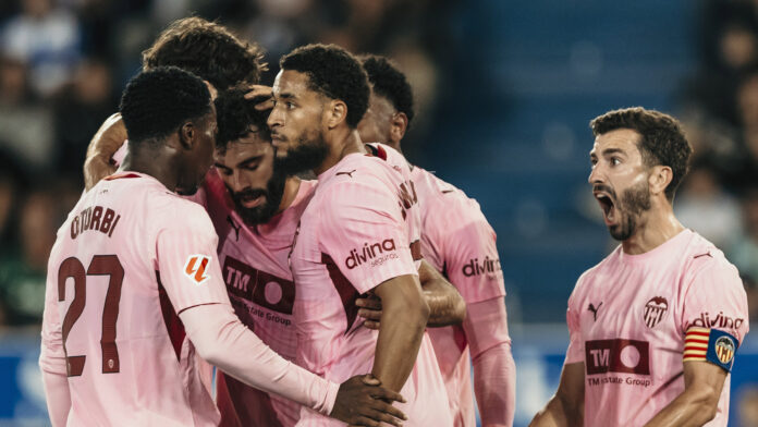 El Valencia CF celebra la primera victoria en La Liga. VCF