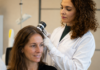 La razón por la que se cae más el pelo en otoño y qué síntomas alertan para acudir a especialistas La razón por la que se cae más el cabello en otoño
