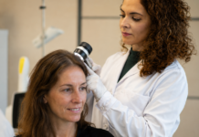 La razón por la que el pelo cae más en otoño y qué síntomas alertan para acudir a especialistas La razón por la que se cae más el cabello en otoño