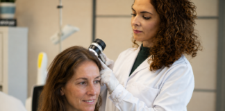 La razón por la que el pelo cae más en otoño y qué síntomas alertan para acudir a especialistas La razón por la que se cae más el cabello en otoño