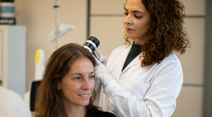 La razón por la que el pelo cae más en otoño y qué síntomas alertan para acudir a especialistas La razón por la que se cae más el cabello en otoño