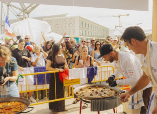 Celebración del World Paella Day en la Marina de Valencia.