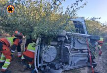 Un coche acaba en la cuneta de la CV-60 a la altura de Montitxelvo
