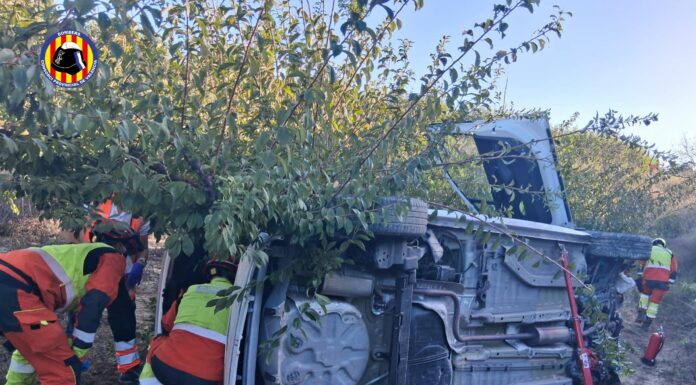 Un coche acaba en la cuneta de la CV-60 a la altura de Montitxelvo