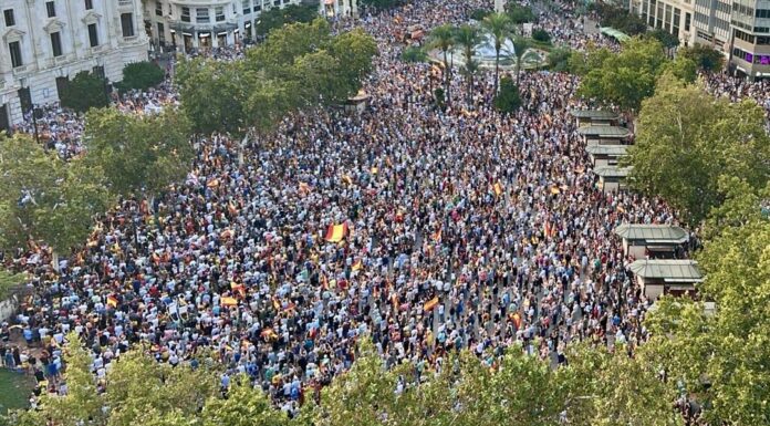 De las plazas al Congreso: Valencia arropa a Ceuta mientras Sánchez afronta el debate por la crisis migratoria Imagen de la Plaza del Ayuntamienot durante la concentración de este 2 de septiembre / Ayto Valencia