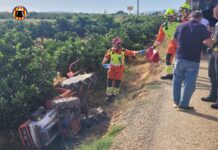 Un tractor vuelca en un campo agrícola de Silla