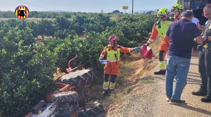 Un tractor vuelca en un campo agrícola de Silla