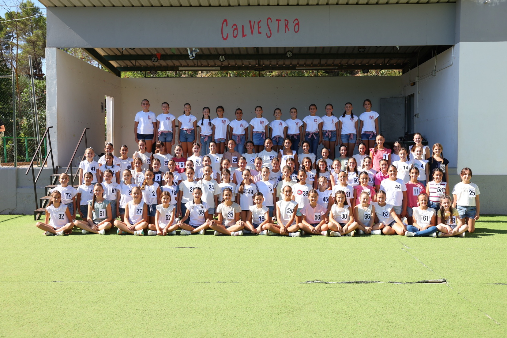 Las candidatas infnatiles junto con Marta Mercader, FMIV, y su Corte de Honor en Calvestra / JCF-Fotofilmax