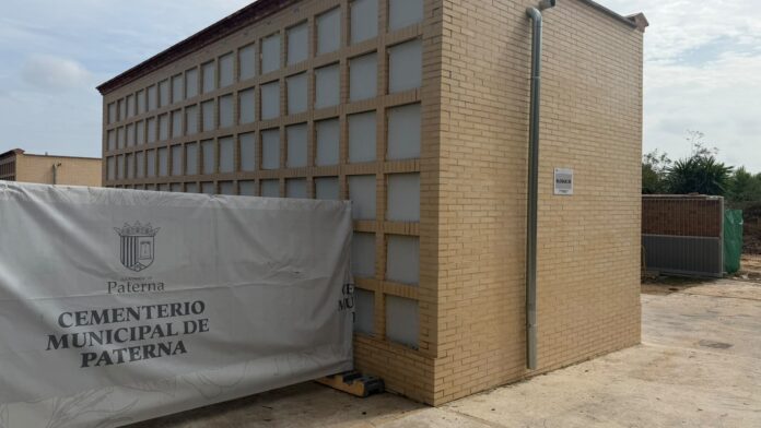 Imagen de archivo construcción nichos en el Cementerio Municipal de Paterna Imagen de archivo construcción nichos en el Cementerio Municipal de Paterna