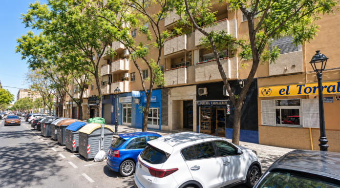 La Policía busca a un joven peligroso tras matar a su padrastro con una mancuerna La Policía busca a un joven peligroso en Valencia tras mata a su padrastro con una mancuerna
