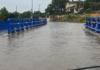 La lluvia inunda el puente de Chiva reconstruido tras la DANA