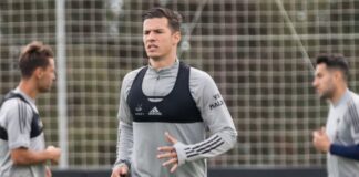 Santi Mina en un entrenamiento. EFE