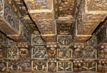 La Lonja quiere devolver su esplendor al espectacular artesonado del techo de la Sala Dorada