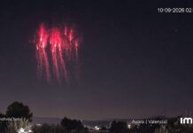 Un 'duende rojo' o 'sprite' captado en Valencia. X: @MeteoAyora