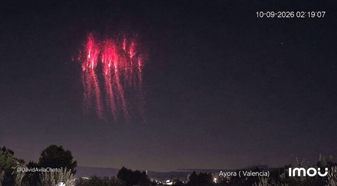 Un 'duende rojo' o 'sprite' captado en Valencia. X: @MeteoAyora