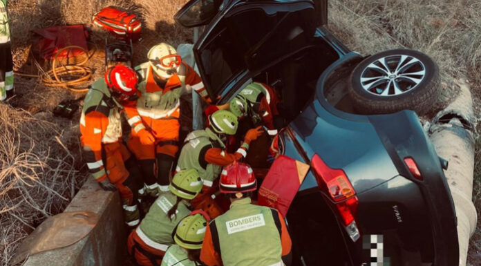 Un coche vuelca lateralmente en Benavites