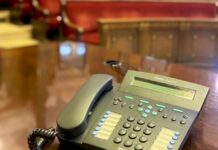 Elección de Fallera Mayor de València: 35 años desde la primera llamada en público Teléfono preparado en el hemiciclo municipal antes de la llamada