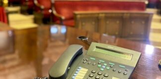 Elección de Fallera Mayor de València: 35 años desde la primera llamada en público Teléfono preparado en el hemiciclo municipal antes de la llamada