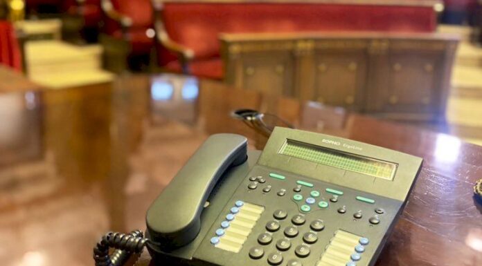 Elección de Fallera Mayor de València: 35 años desde la primera llamada en público Teléfono preparado en el hemiciclo municipal antes de la llamada