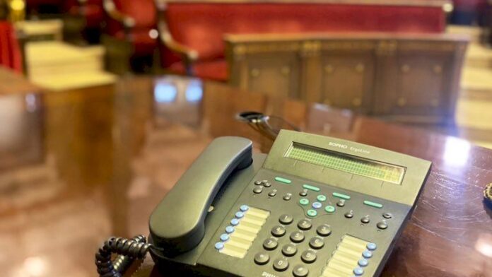 7televalencia-telefonada-ffmmvv Teléfono preparado en el hemiciclo municipal antes de la llamada