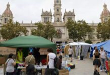 El 9 d’Octubre, en pausa: La acampada de València pone en riesgo su celebración Acampada de protesta por la vivienda en la plaza del Ayuntamiento de València. EFE/Ana Escobar