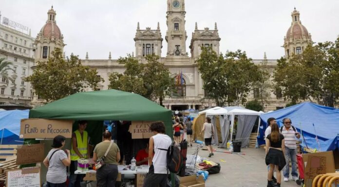 Acampada de protesta por la vivienda en la plaza del Ayuntamiento de València. EFE/Ana Escobar