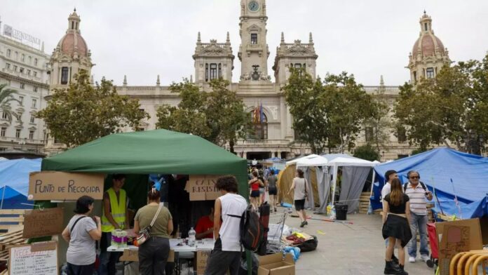 Acampada de protesta por la vivienda en la plaza del Ayuntamiento de València. EFE/Ana Escobar