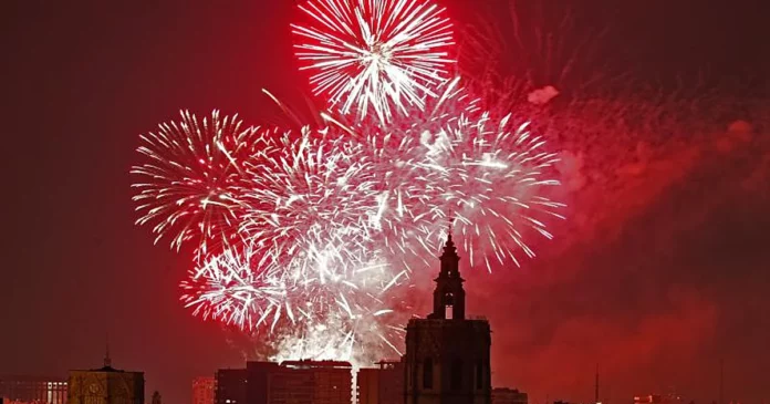 Imagen de archivo de un castillo de fuegos artificiales en Valencia. (EFE)