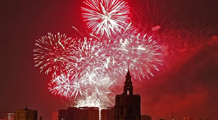 Imagen de archivo de un castillo de fuegos artificiales en Valencia. (EFE)