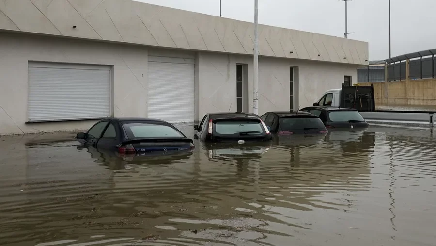 Inundaciones en una zona próxima a la playa de Venecia, en el Grao de Gandia por la DANA Adam. EFE/Natxo Francés