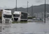 La Generalitat mantiene el confinamiento en ocho municipios de Valencia y Alicante por la dana Adam Varios camiones atrapados en una zona inundada en la N332, a las afueras de Gandía, este lunes. EFE/Manuel Bruque