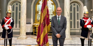 Gosálbez, portador de la Senyera: «Ser muy valenciano es ser muy español»