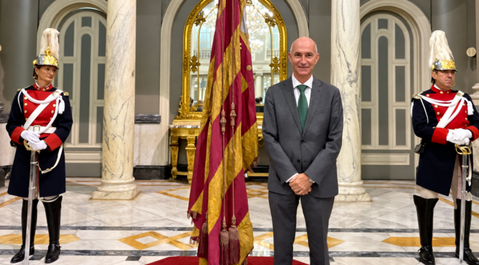 Gosálbez, portador de la Senyera: «Ser muy valenciano es ser muy español»