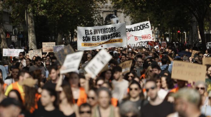 Los sindicatos convocan la primera huelga general conjunta en 14 años Manifestación en València por el derecho a la vivienda. EFE/ Kai Forsterling