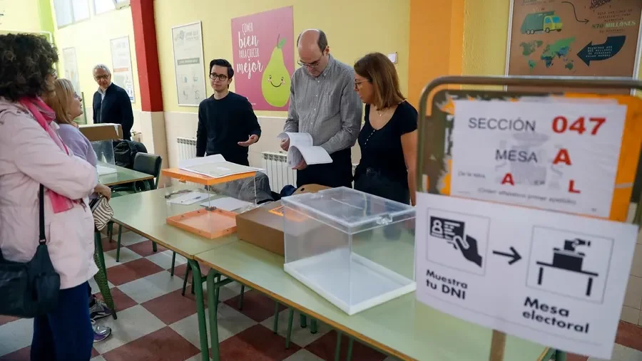 Los componentes de una mesa se preparaban para la apertura de un colegio electoral en unas elecciones. EFE/ J.P. Gandul