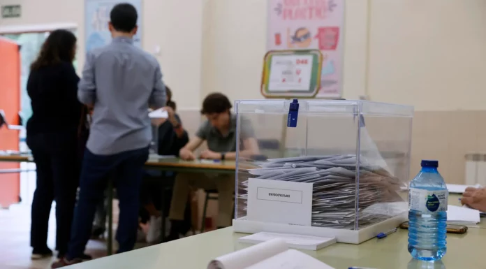 Elecciones Generales 29N: ¿Cuándo es el sorteo de mesas electorales, cuánto dinero pagan y cómo librarse? Foto de archivo de una mesa electoral. EFE